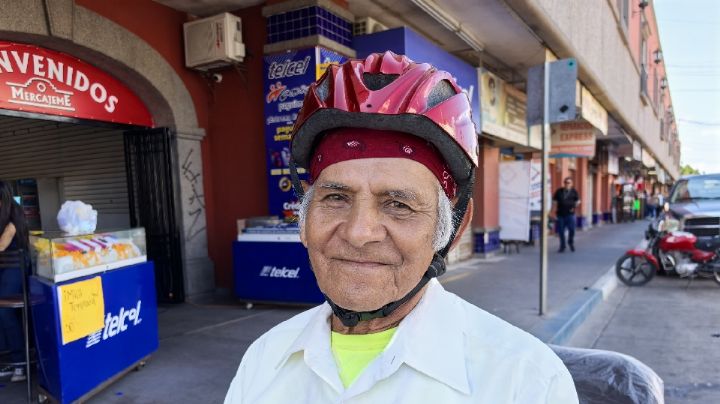 'Pistolín' muestra a la gente parte de Ciudad Obregón con su mototaxi