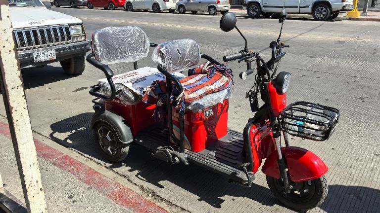 'Pistolín' muestra a la gente parte de Ciudad Obregón con su mototaxi