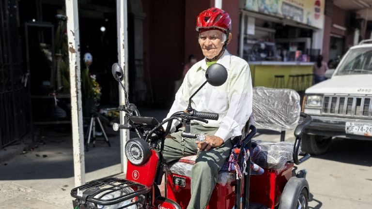 'Pistolín' muestra a la gente parte de Ciudad Obregón con su mototaxi