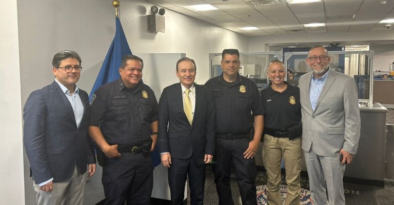Alfonso Durazo en el Aeropuerto Internacional de Phoenix
