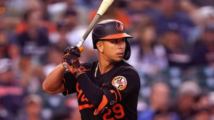 Urías opaca jonrón de Aranda y los Orioles remontan para apalear a los Rays