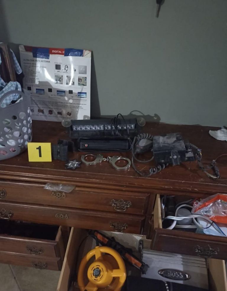 Tenian en sus manos grilletes, equipo táctico y mentanfetaminas