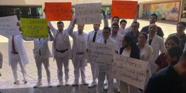 Medicos de Culiacán se manifiestan pidiendo la aparición de su compañero