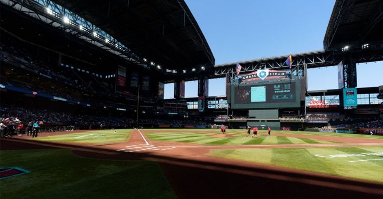 El estadio cuenta con techo retráctil