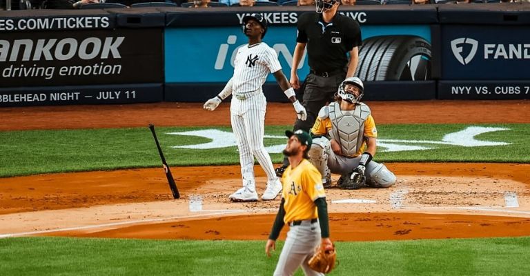 El infielder observa el vuelo de la esférica