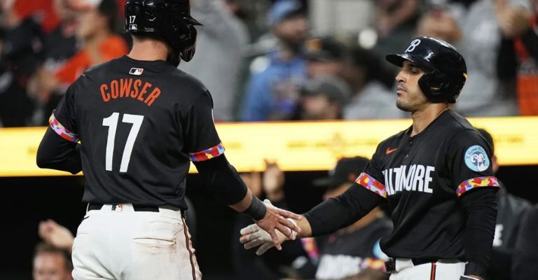 Cowser es felicitado por Laureano