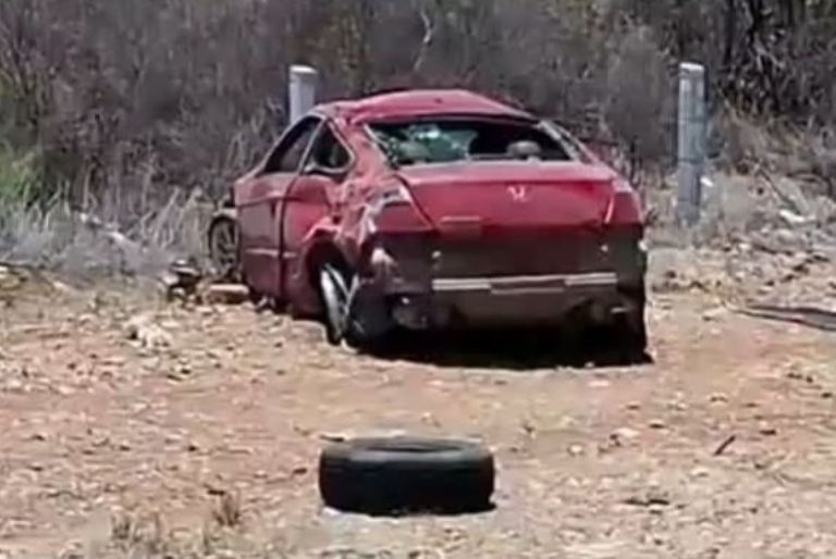 Auto volcado a la altura de Santa Clara en Guaymas donde se lesiono menor de 3 años