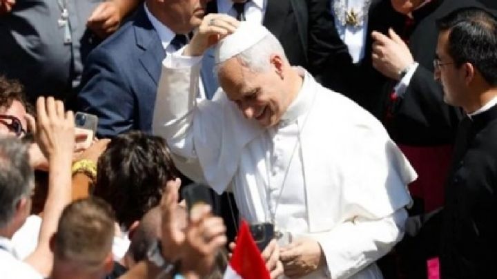 Papa León XIV reacciona con calma tras ser impactado por un objeto durante un recorrido