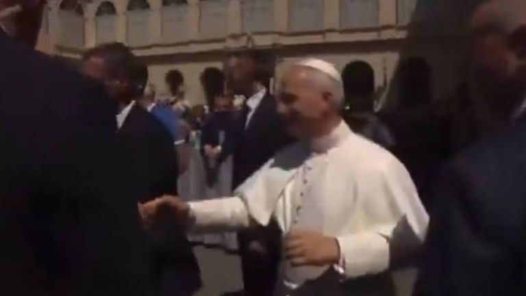 Papa León XIV reacciona con calma tras ser impactado por un objeto durante un recorrido