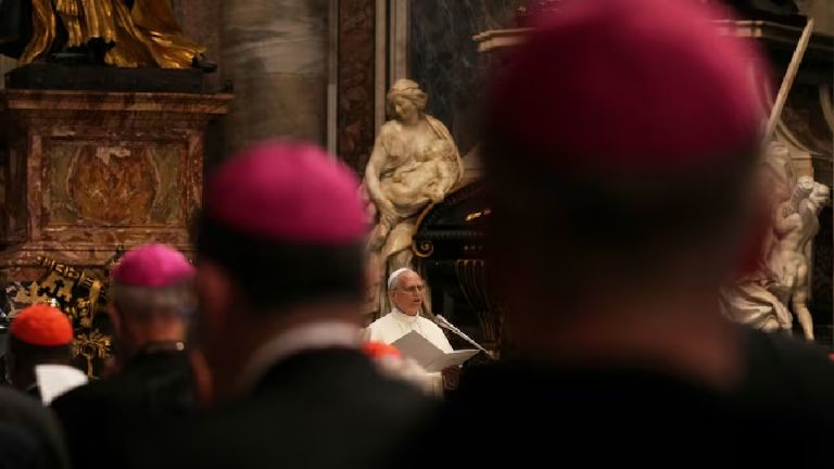 Papa León XIV reacciona con calma tras ser impactado por un objeto durante un recorrido