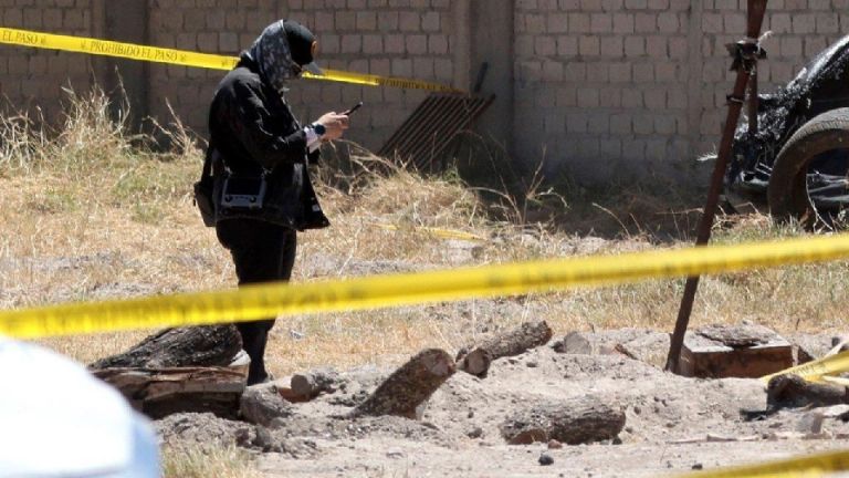 FGE Localizan 34 cuerpos y 169 bolsas con restos humanos en fosa clandestina en Zapopan.jpg