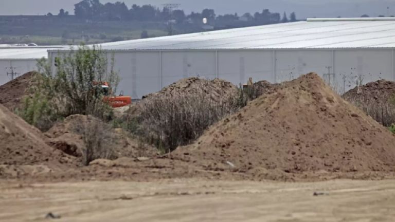 FGE Localizan 34 cuerpos y 169 bolsas con restos humanos en fosa clandestina en Zapopan.jpg