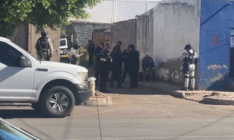 El joven quedó herido sobre el suelo, donde recibió ayuda médica