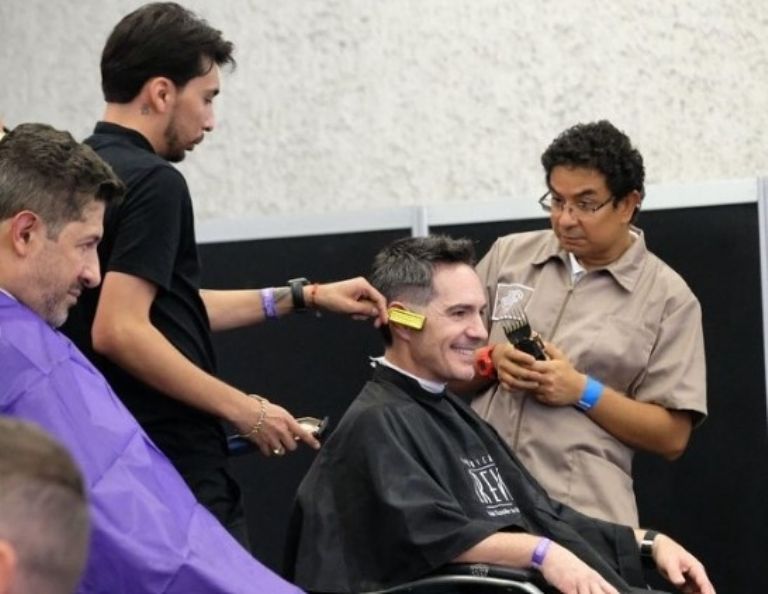 Mauricio Ochmann dejó que los jóvenes le cortaran el cabello 