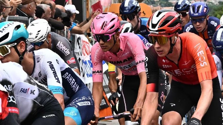 Isaac Del Toro triunfa en Italia; su padre señala falta de apoyo por parte de Conade