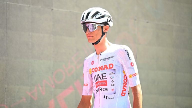 Isaac Del Toro triunfa en Italia; su padre señala falta de apoyo por parte de Conade