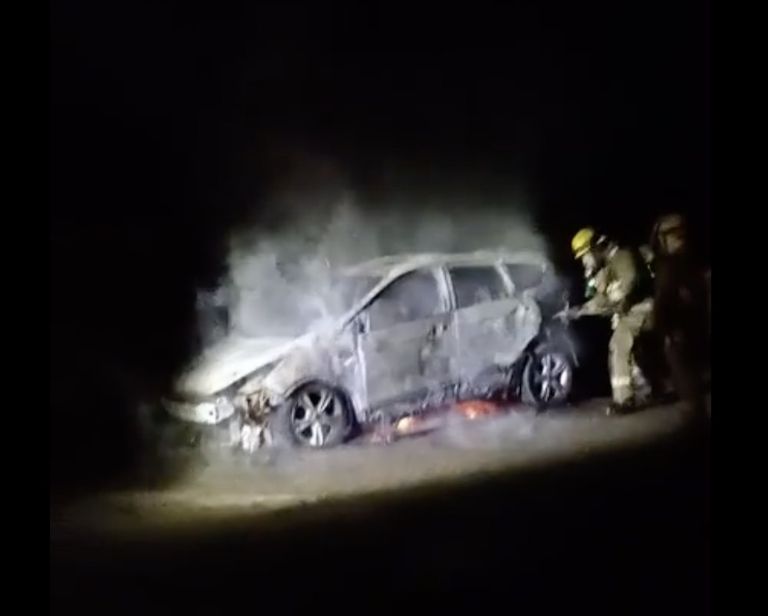 Un voraz incendio en Ciudad Obregón consumió un vehículo. Foto: Facebook