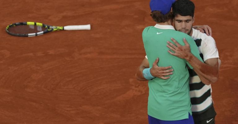 El abrazo de dos grandes del tenis