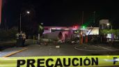 Foto ilustrativa de la nota titulada Tráiler se impacta y se incendia en caseta de Angostura, Sinaloa; confirman 3 muertos