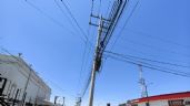 Foto ilustrativa de la nota titulada Ciudad Obregón: Pesado poste de concreto se encuentra sostenido solo por cableado