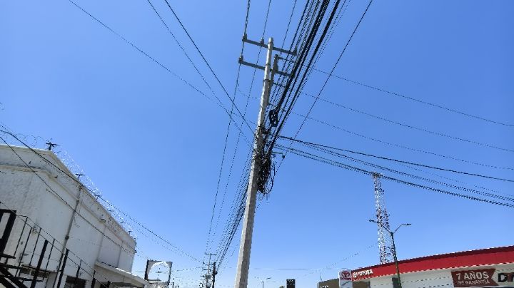 Ciudad Obregón: Pesado poste de concreto se encuentra sostenido solo por cableado