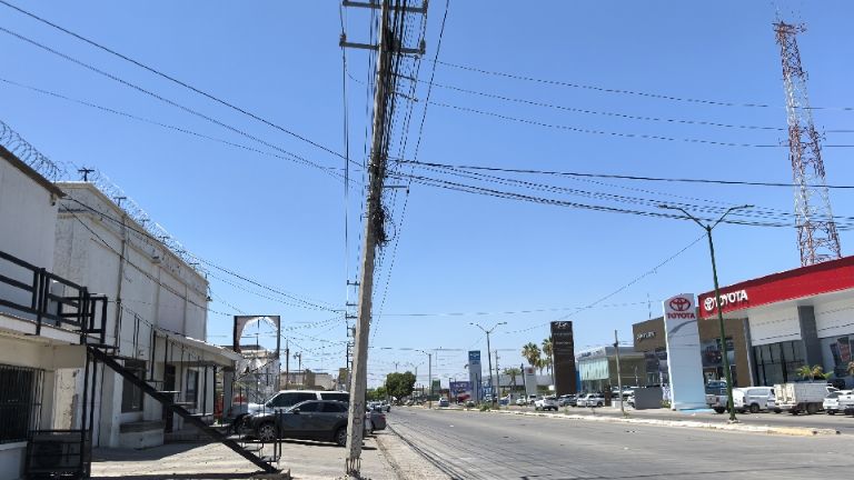 Ciudad Obregón Pesado poste de concreto se encuentra sostenido solo por cableado