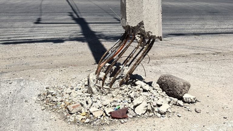Ciudad Obregón Pesado poste de concreto se encuentra sostenido solo por cableado