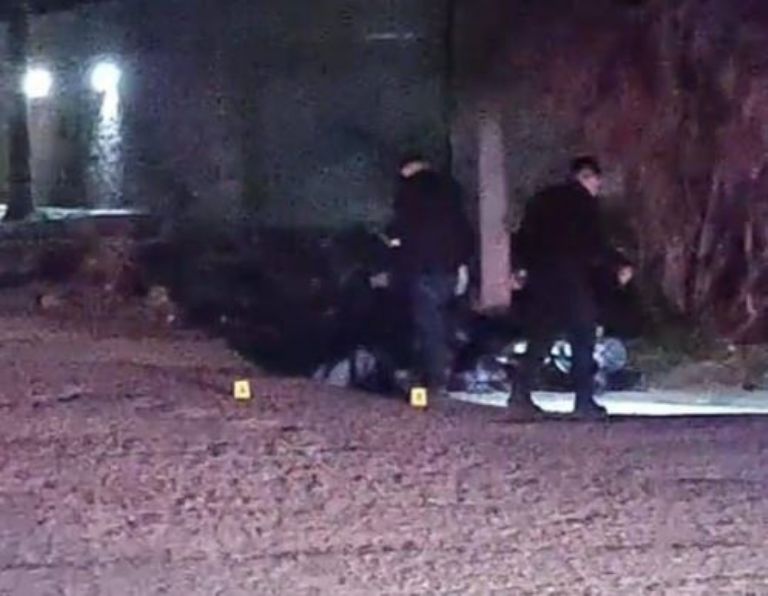 El cuerpo quedó sobre la calle, junto a su motocicleta