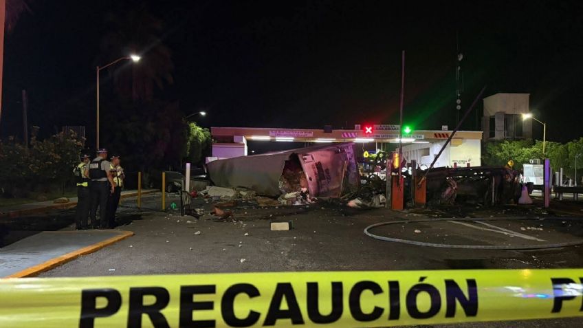 Tráiler se impacta y se incendia en caseta de Angostura, Sinaloa; confirman 3 muertos