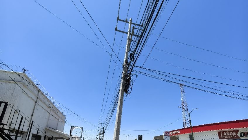 Ciudad Obregón: Pesado poste de concreto se encuentra sostenido solo por cableado