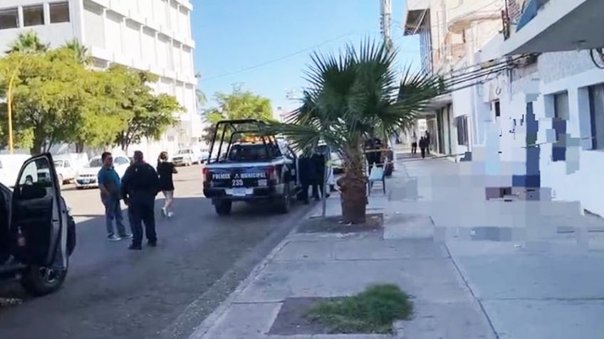 Muere hombre en pleno Centro de Ciudad Obregón; autoridades ya investigan las causas