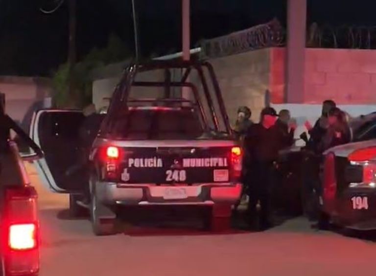 El sujeto fue subido a una patrulla y trasladado a otro lugar