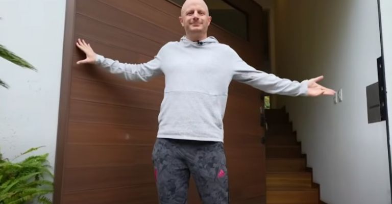 Facundo mostrando su mansión