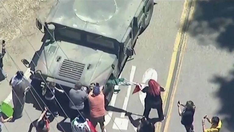 Redada migratoria en granja de California termina en agresiones y uso de gas lacrimógeno