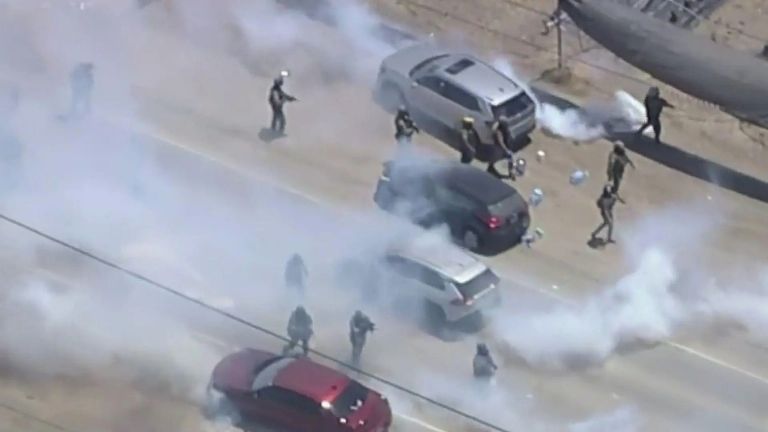 Redada migratoria en granja de California termina en agresiones y uso de gas lacrimógeno