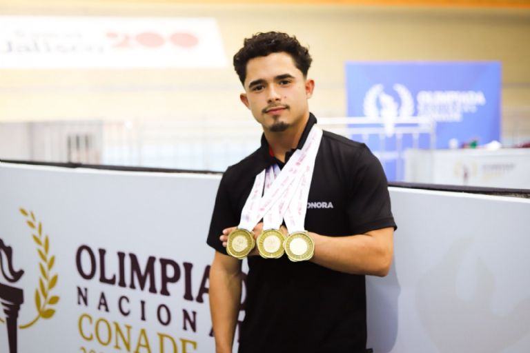 El pesista sonorense Derek Acosta fue una de las grandes figuras de la Olimpiada Nacional al colgarse tres medallas de oro