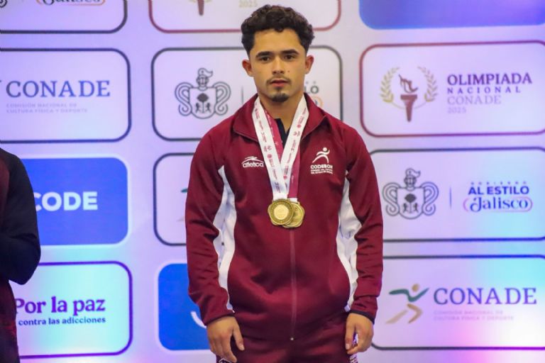 El pesista sonorense Derek Acosta fue una de las grandes figuras de la Olimpiada Nacional al colgarse tres medallas de oro