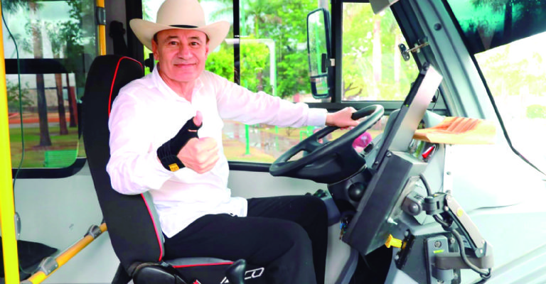 El gobernador estuvo presente para dar a conocer el anuncio de las líneas