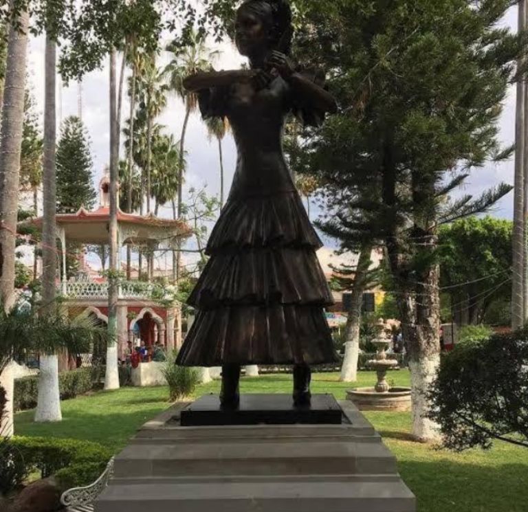 Piden quitar la estatua de Florinda Meza