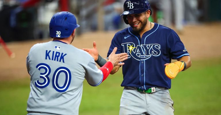 Aranda y Kirk se saludan después de anotar