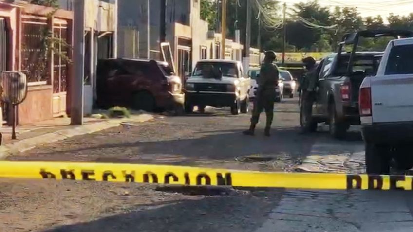 Persecución y balacera termina con vehículo chocado contra casa al sur de Ciudad Obregón