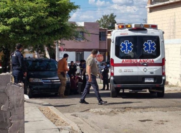 Una de las víctima recibió atención médica tendida sobre la calle