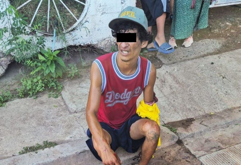 La víctima fue socorrida por vecinos que presenciaron el atentado