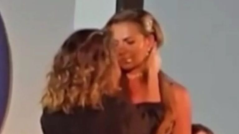 Sabine Moussier tiene una escena de beso con Cecilia Galliano