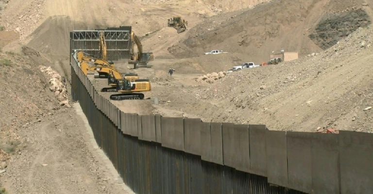 Comienza edificación de 9.6 km de muro fronterizo en el desierto de Santa Teresa