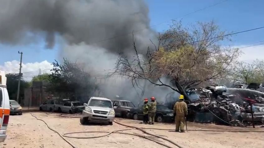 Fuerte incendio en depósito de vehículos consume 30 unidades al norte de Hermosillo