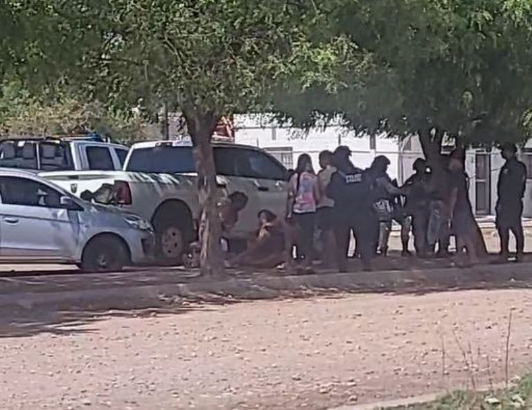 Familiares de la víctima se lamentan a escasos metros del cuerpo