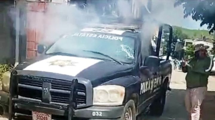 VIDEO: Pobladores desarman a policías y destruyen patrulla con explosivos en Edomex