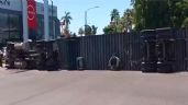 Foto ilustrativa de la nota titulada Tráiler vuelca en Hermosillo, en el cruce de Kino y Morelos; no hubo heridos