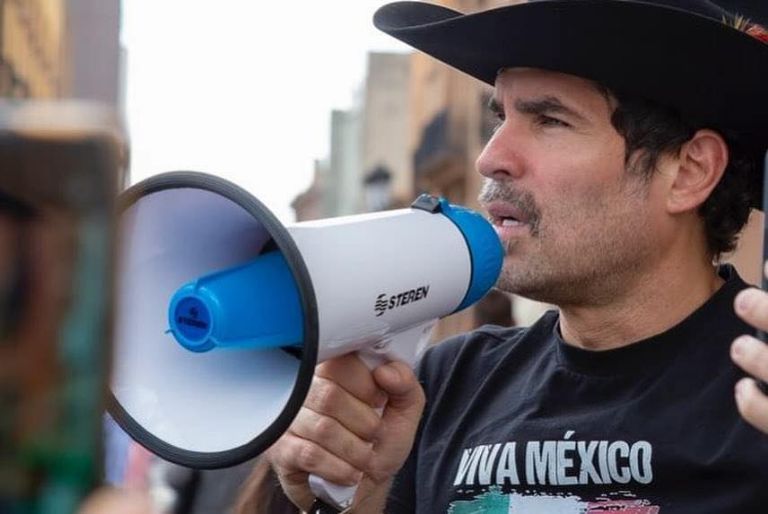 También es un activista político mexicano 